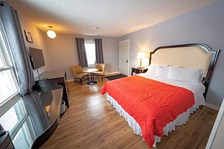 Single Queen Suite