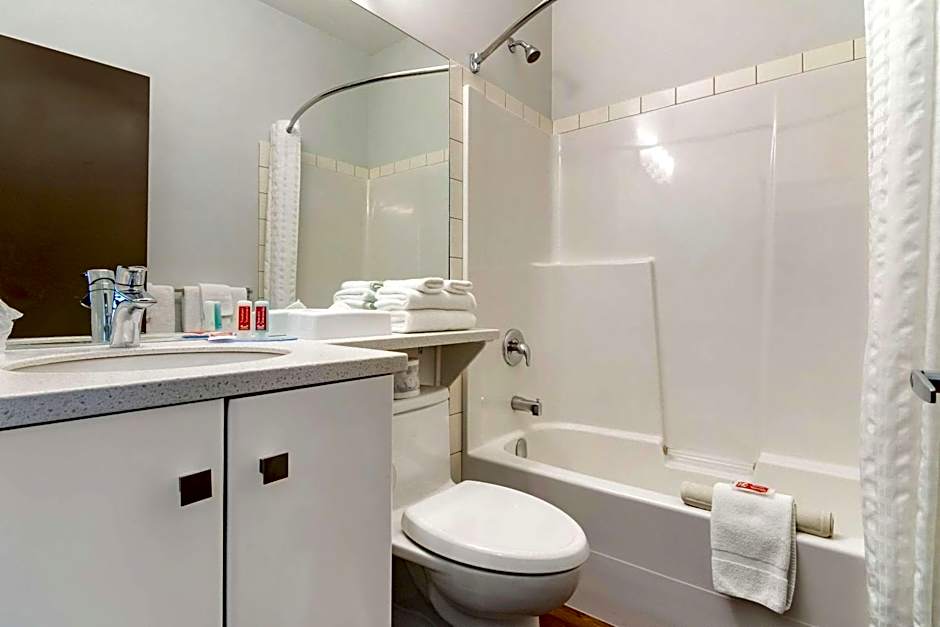 Econo Lodge Inn & Suites