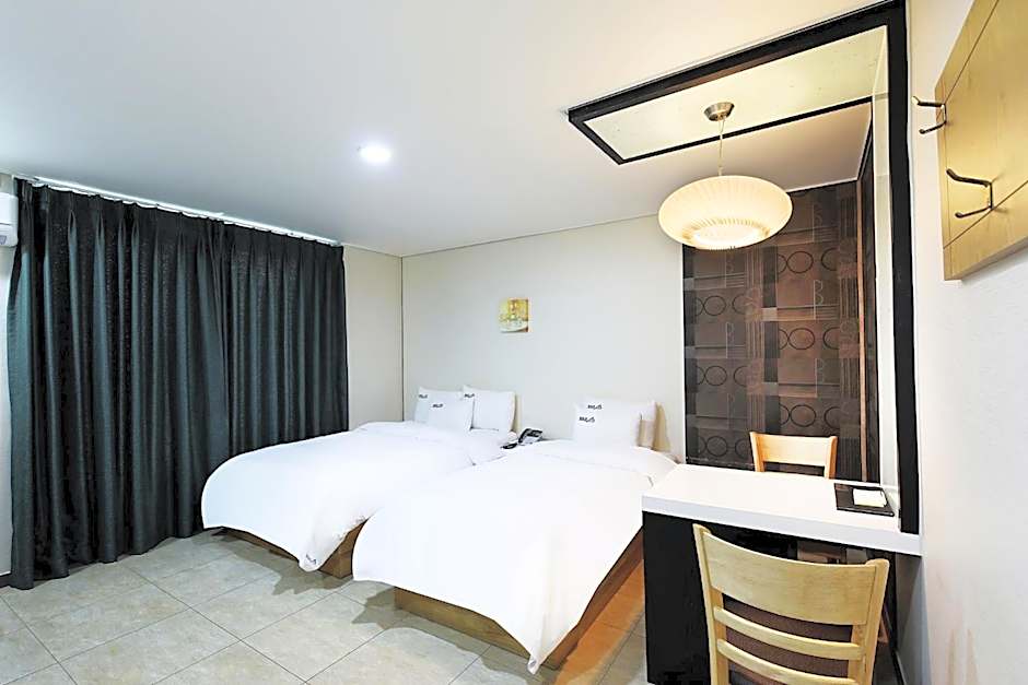 White Tourist Hotel