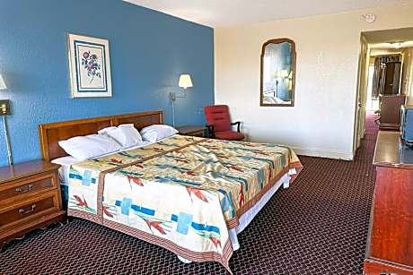 Full Bed Non-Smoking with Kitchenette