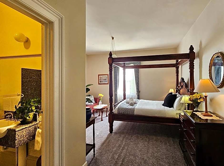 The Lodge on Elizabeth Bed & Breakfast