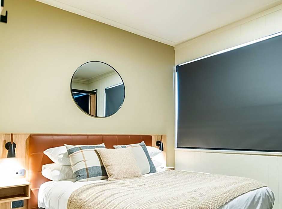 Photo 1 of 24 of Eyre Hotel