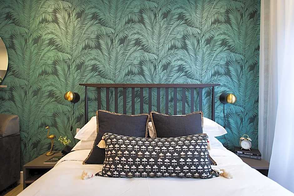 Studio Palms Steps from JeanTalon Market Full Bath by Den Stays