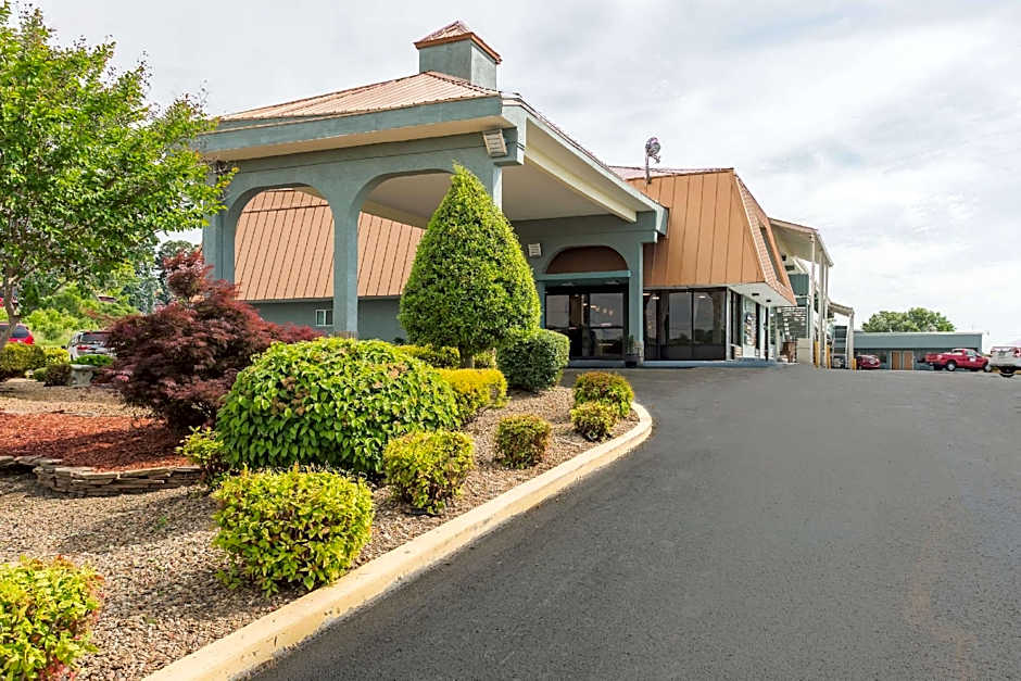 Econo Lodge White Pine Morristown I-81 & I-40 Split