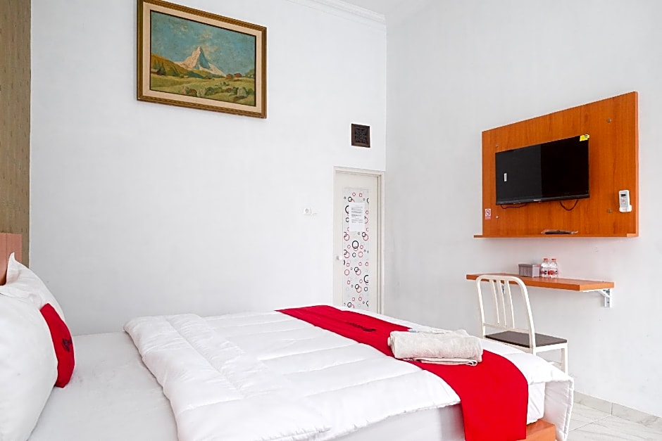 RedDoorz near Stasiun Purwosari