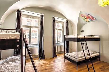 Bed in 10-Bed Mixed Dormitory Room