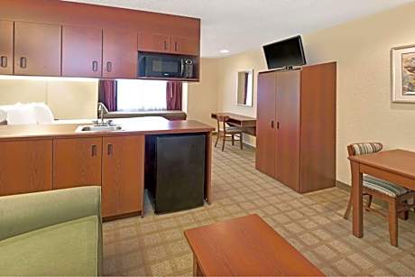 Queen Suite with Sofa Bed - Disability Access