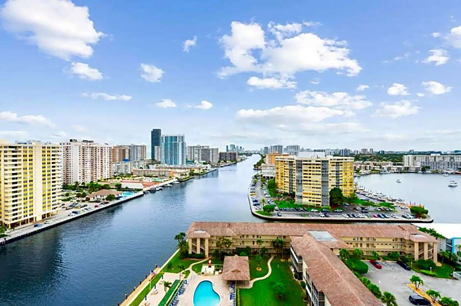 Water View Building With Pool - 5-Min Walk To The Beach - Cozy Studios