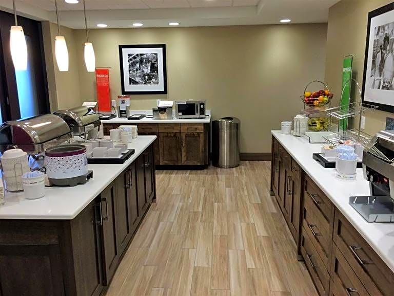Hampton Inn & Suites Syracuse North Airport Area