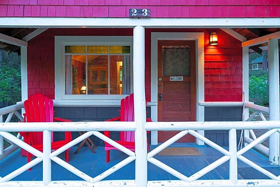 Johnston Canyon Lodge & Bungalows