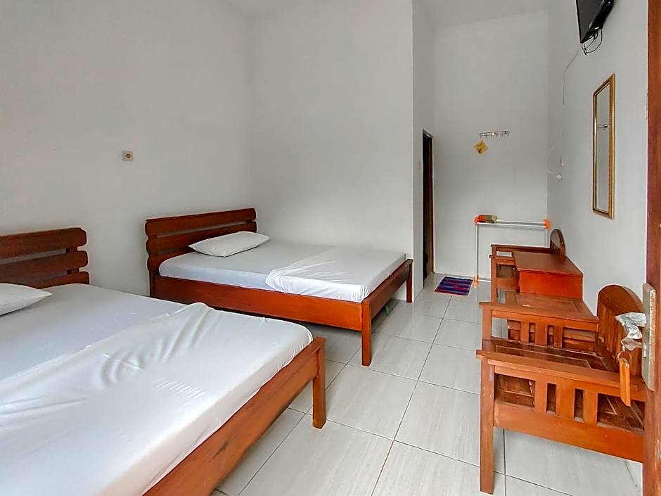 RedDoorz near Pamugaran Beach Pangandaran
