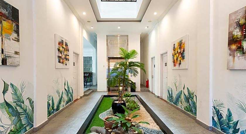 RedDoorz Premium near Centre Point Mall Medan