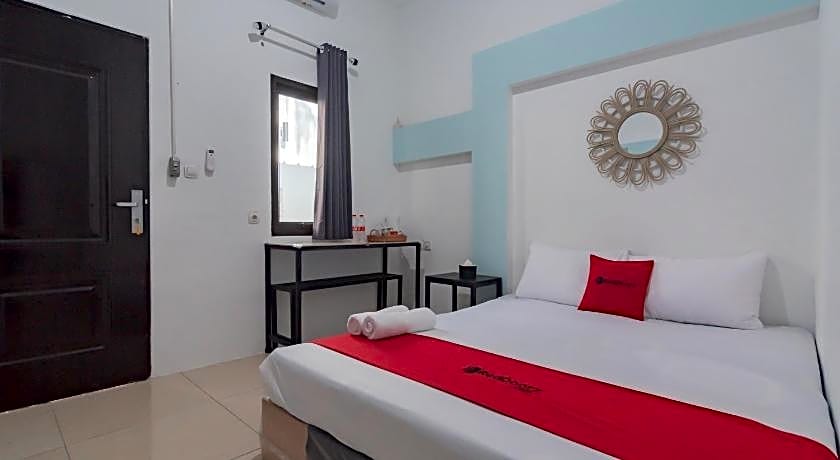 RedDoorz @ Jalan Otista Karawang