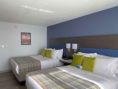 Queen Room with Two Queen Beds and Bath Tub - Disability Access