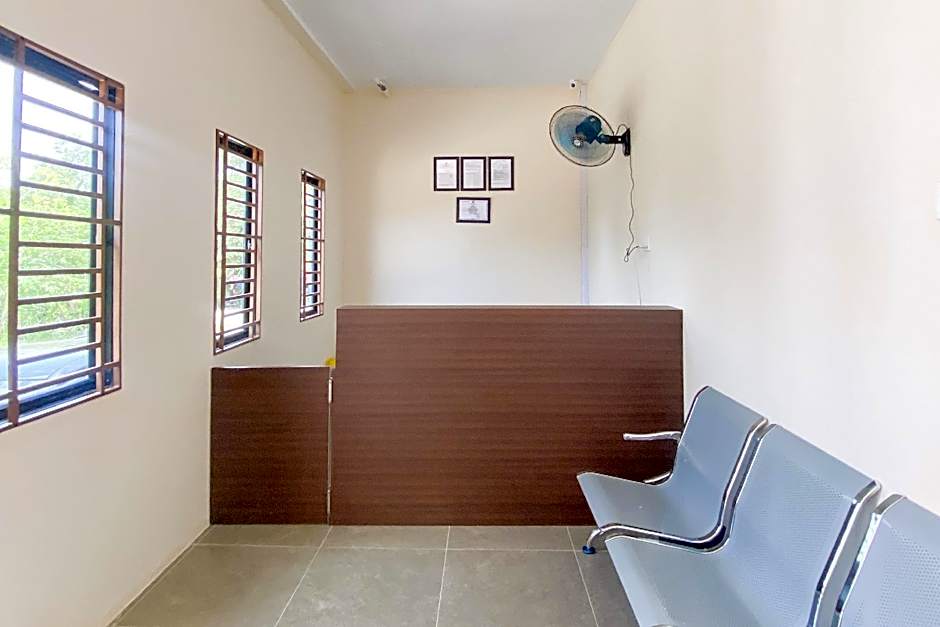 RedDoorz near Batu Ampar Harbour