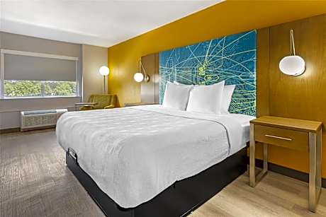 1 King Bed  Non-Smoking Microwave And Refrigerator Wi-Fi Full Breakfast