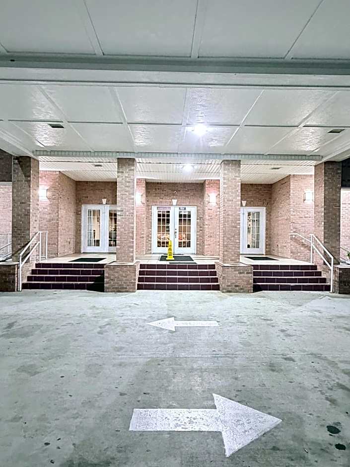 COLLINS INN & SUITES