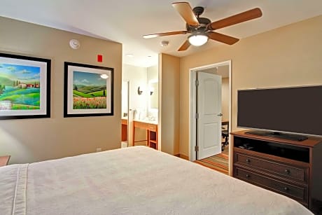 1 King 1 Bedroom Water View Suite Nonsmoking