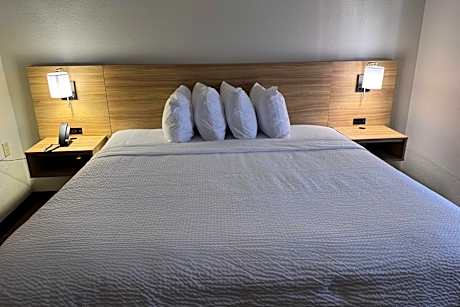 King Room with Roll-in Shower - Mobility Access/Non-Smoking