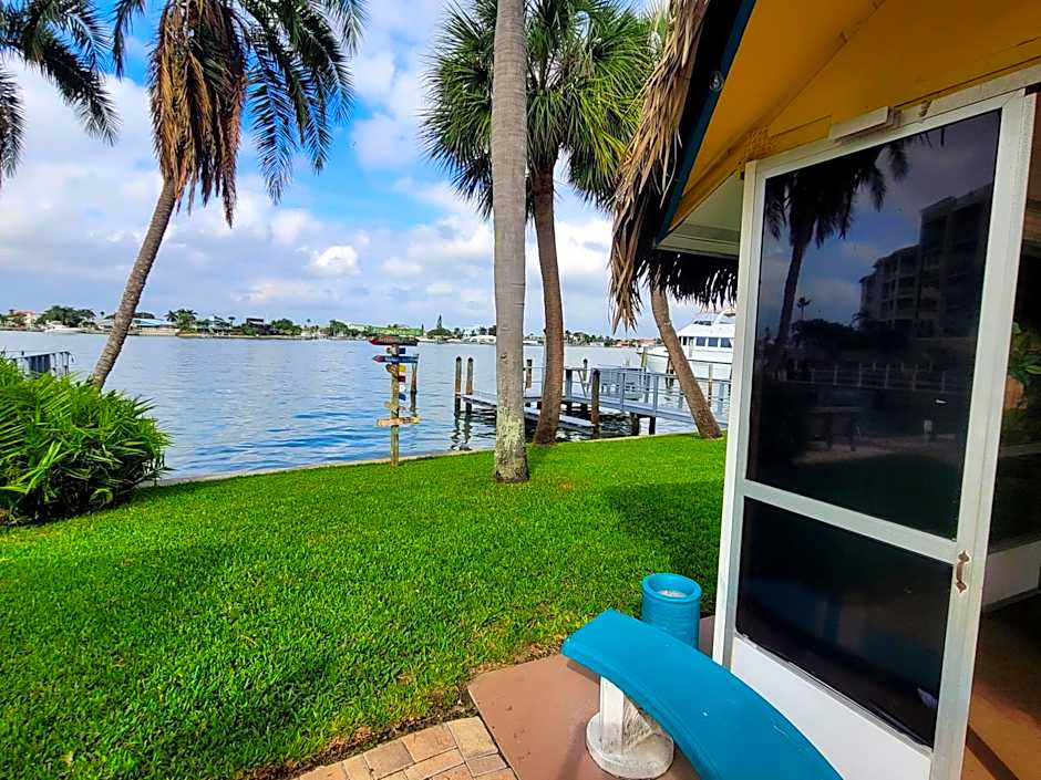 Searenity, Waterside studio in the heart of Treasure Island, walk to beach