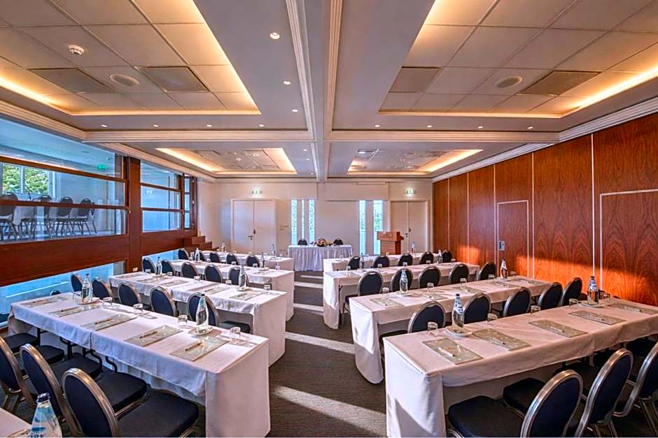 Cavo Maris Beach Hotel