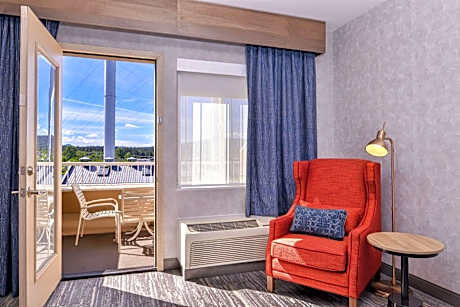 2 Queen Beds With Balcony