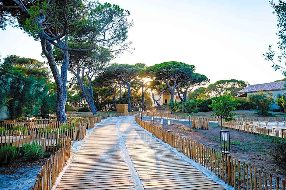 Le Hameau des Pesquiers Ecolodge, Curio Collection by Hilton