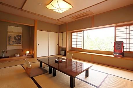 Japanese-Style Superior Room with Mountain View and Shared Bathroom (Adult Only)