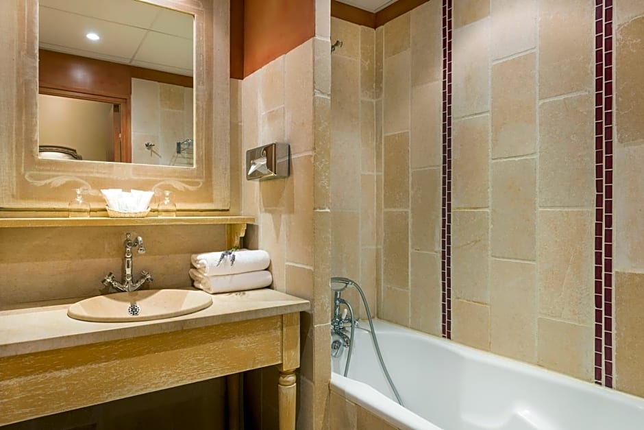 Hotel Aux Vieux Remparts, The Originals Relais (Relais du Silence)