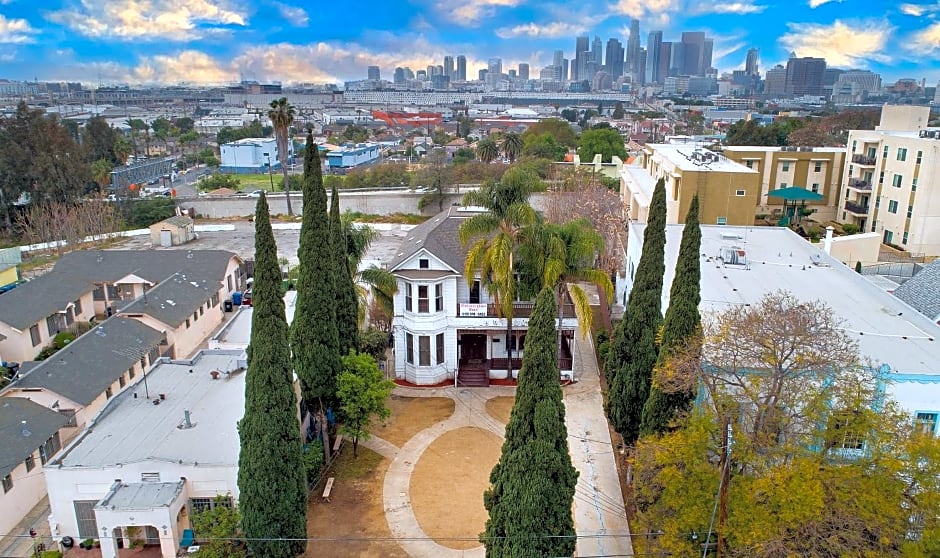 Mariachi Plaza Hotel