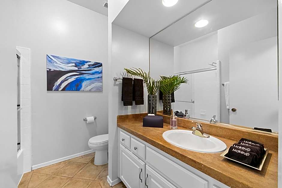 Beverly Hills Penthouse 2 BR Apt with Parking 407