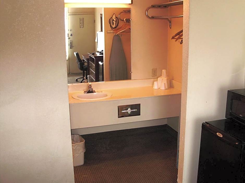 Trade Winds Central Inn