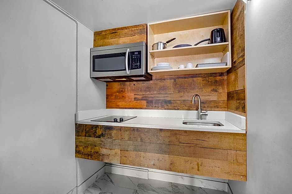 Days Inn by Wyndham Golden