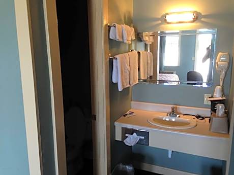 Queen Room with Two Queen Beds - Smoking