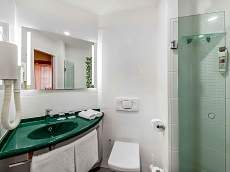 Room with 1 double bed equipped with new bedding