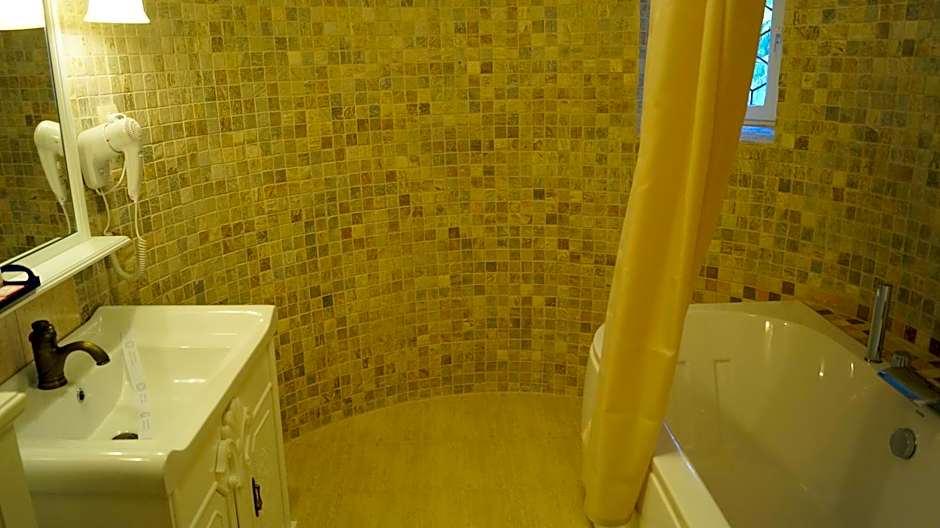 Complex La Tunuri - Vila Economat