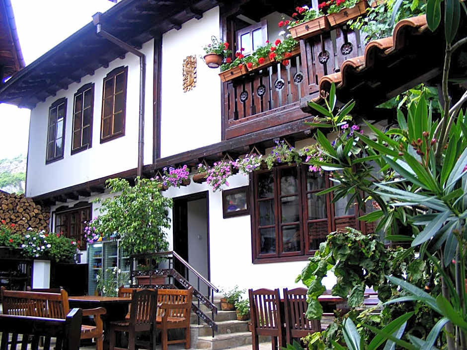 Family Hotel and Restaurant Varosha 2003