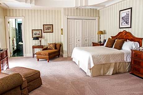 Deluxe Suite with Spa Bath