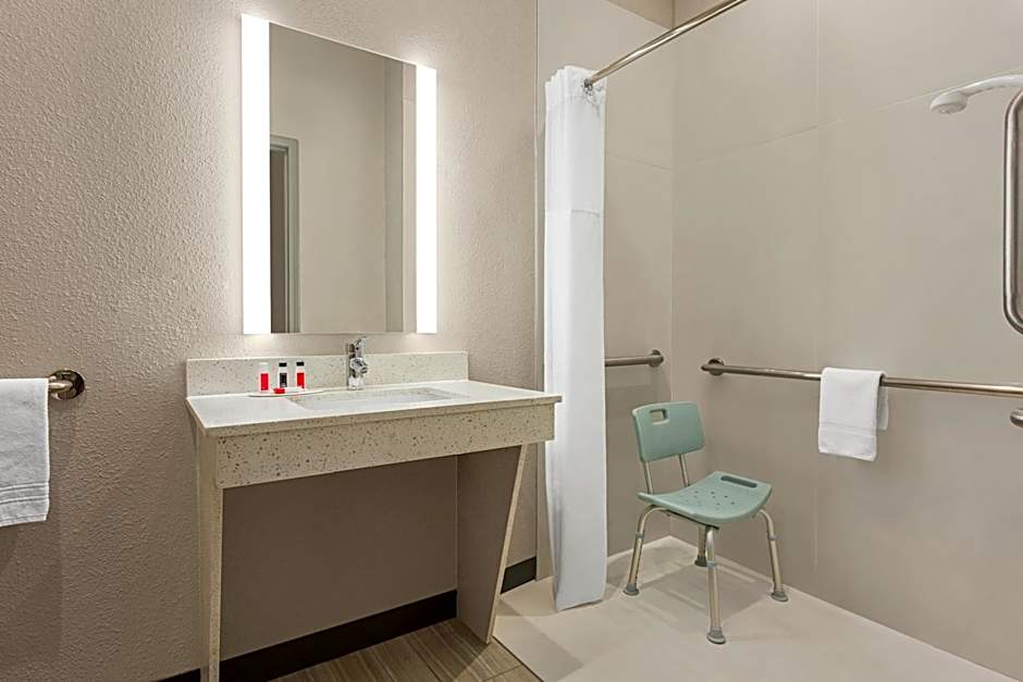 Days Inn & Suites by Wyndham Greater Tomball