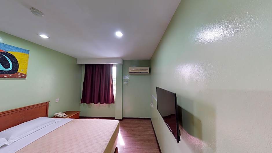 Photo 1 of 8 of Master 1 Queen Bed