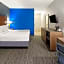 La Quinta Inn & Suites by Wyndham Mercedes Outlet Mall