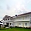 RedDoorz Plus @ Megamendung Puncak 2