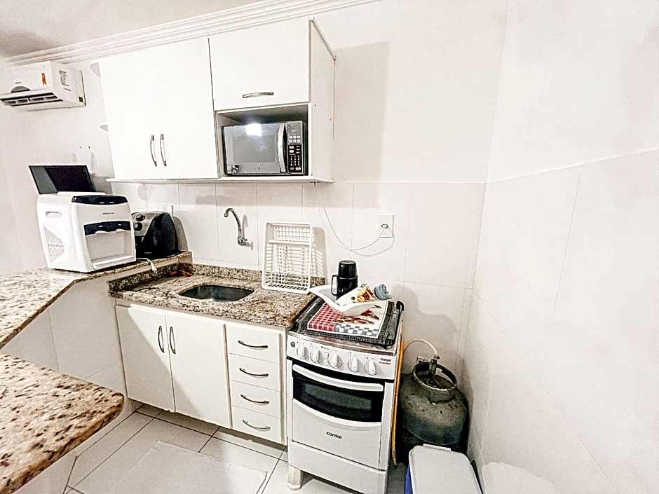 Flat's com 1 suíte no pavimento superior com internet privativa 300MBPS localizado no Residencial Mont Hebron, condomínio a aproximadamente 250m da praia de Taperapuã, com piscinas, sauna e portaria 24hrs