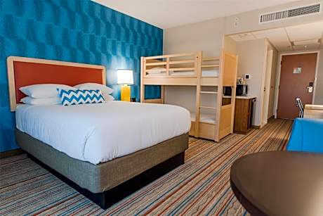 Queen Room with Bunk Bed and Roll-In Shower - Mobility Access/Non-Smoking - Building 1