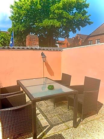 One-Bedroom Apartment with Terrace in Annex