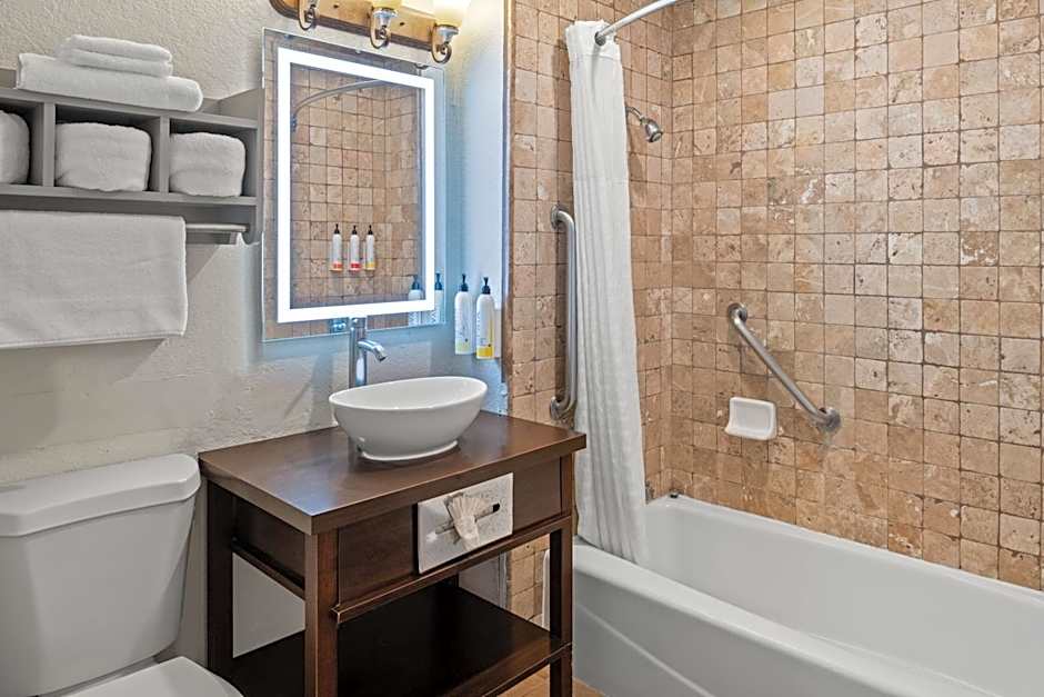 Cannery Row Inn