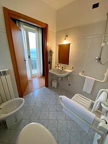 King Room with Roll-In Shower - Disability Access