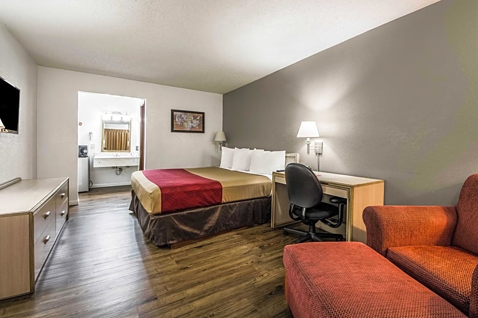 Econo Lodge Airport I-35 North