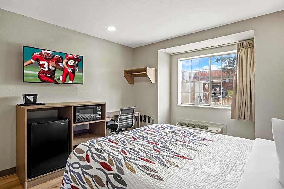 Red Roof Inn & Suites Euless - DFW Airport Southwest