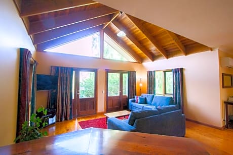 Three-Bedroom Villa with Garden View and Spa Bath